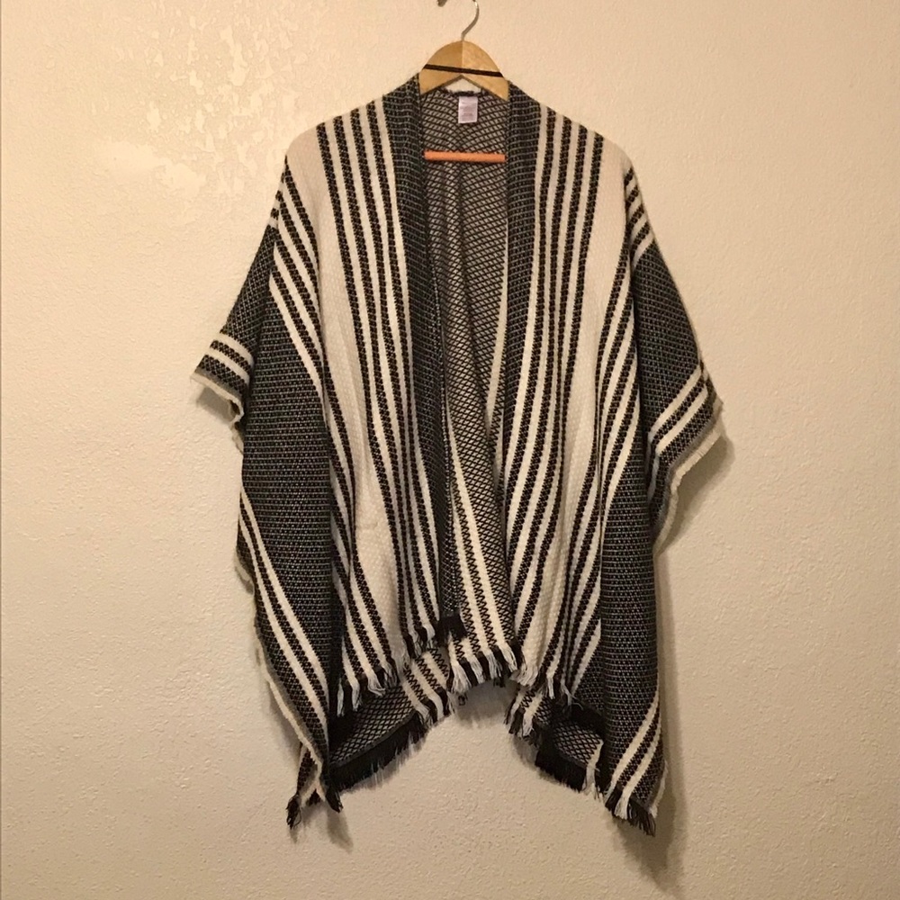 Black & White Knitted Wrap/Poncho, OS
